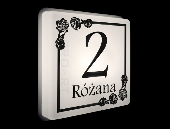 podświetlany numer  domu z różami. Numer z wzorem kwiatów.